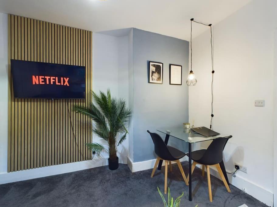 Stylish Maisonette With Hot Tub Apartment *