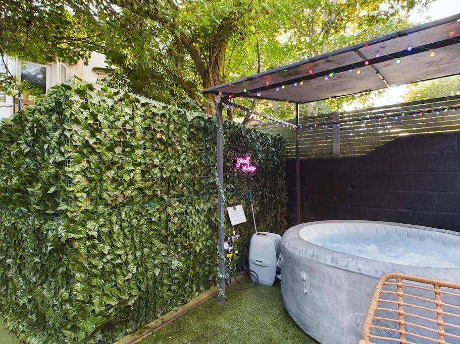 Stylish Maisonette With Hot Tub Apartment *