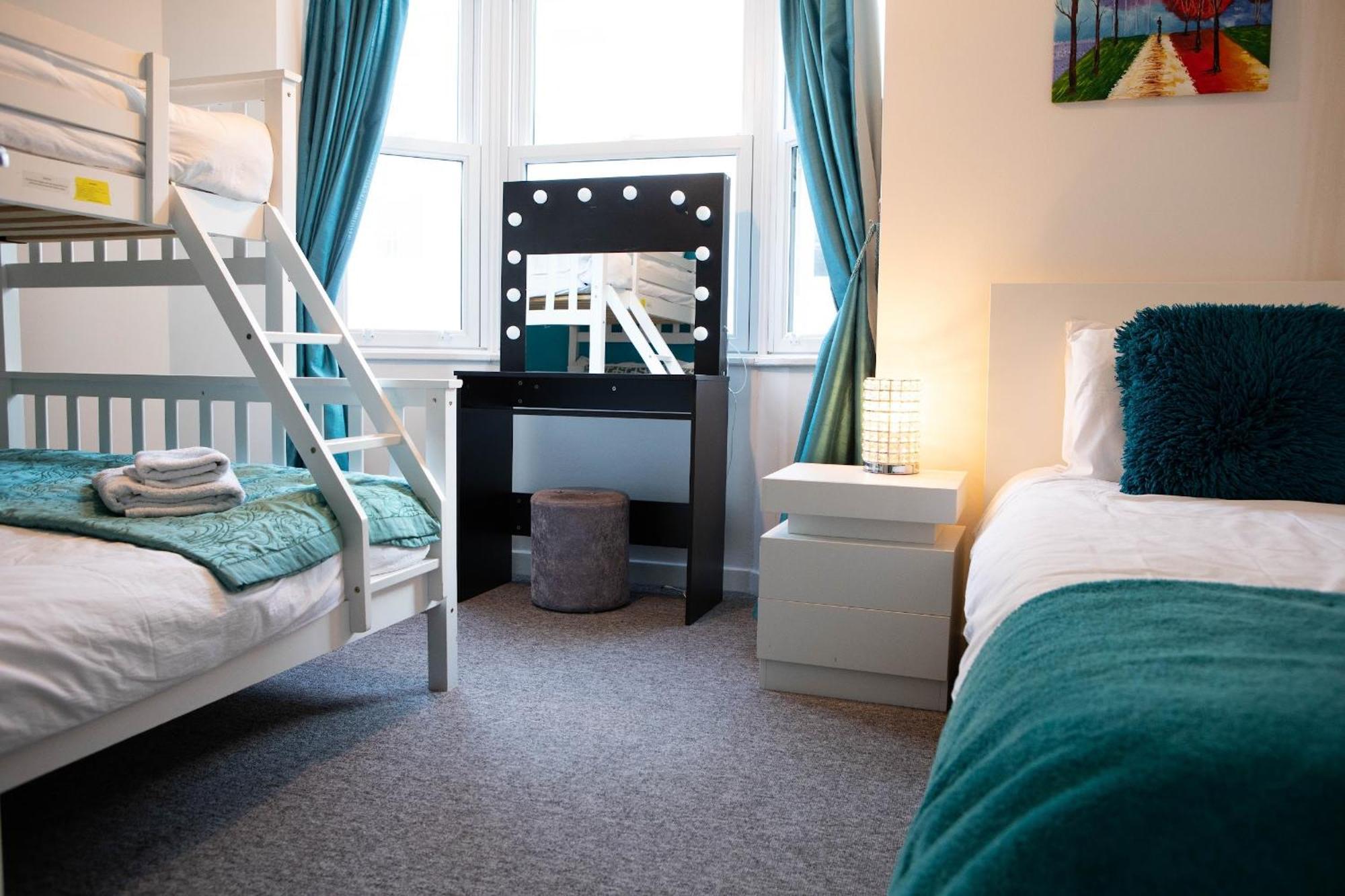 Best Location,4-Br House,Churchill Square Car Park & Sea-2 Min, Brighton Conference Centre 3 Min, Shops, Restaurants, I-360, Pier - Walking Distance Apartment *