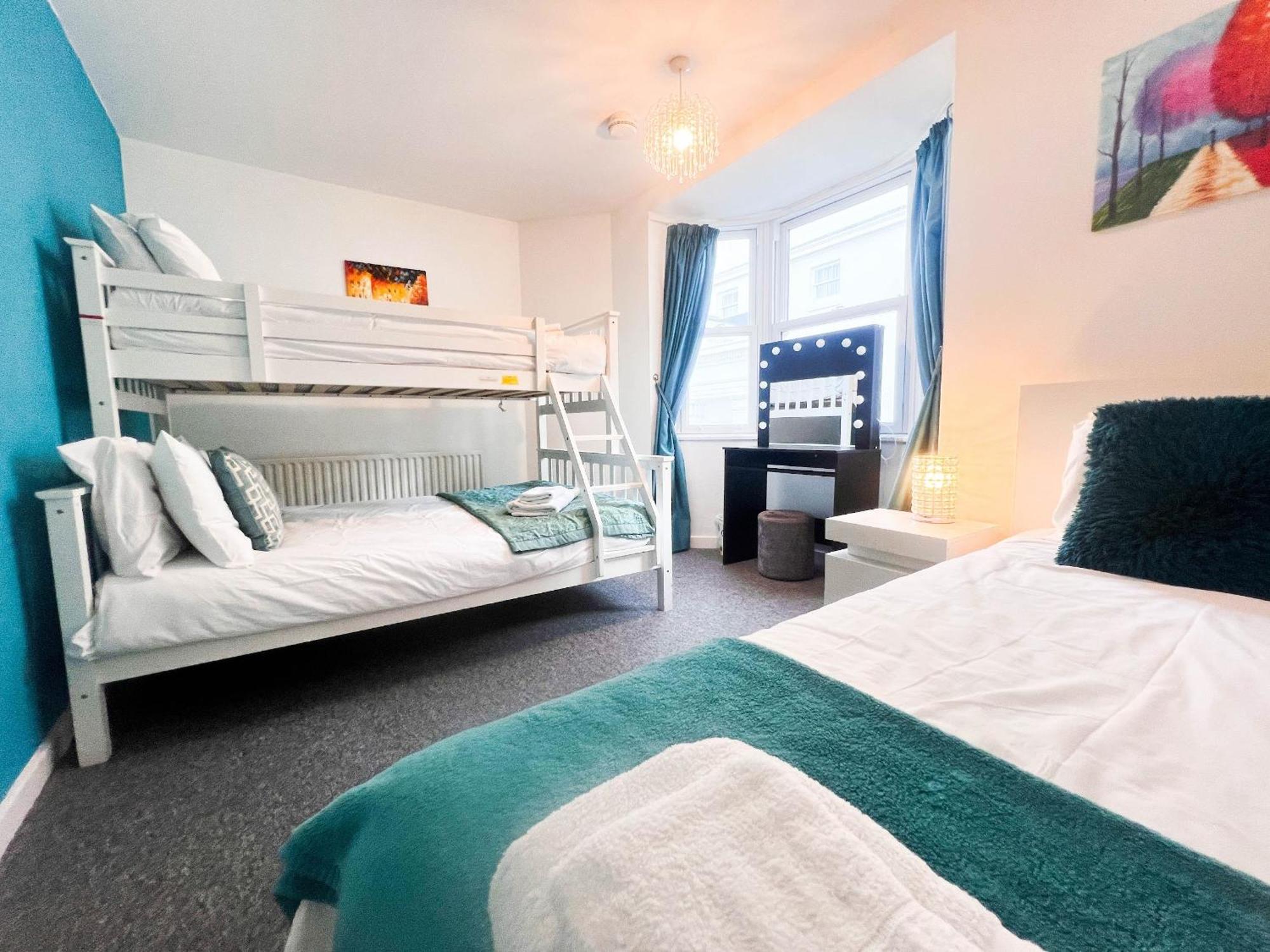 Apartment Best Location,4-Br House,Churchill Square Car Park & Sea-2 Min, Brighton Conference Centre 3 Min, Shops, Restaurants, I-360, Pier - Walking Distance *
