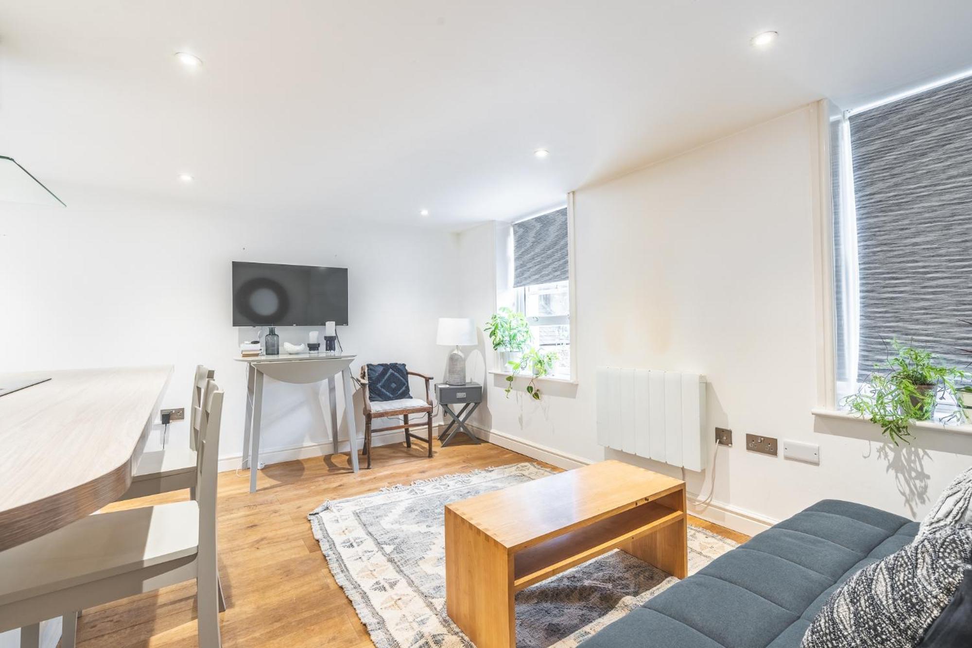 Apartment Charming & Chic, Cosy Nest, Just 2-min Walk!
