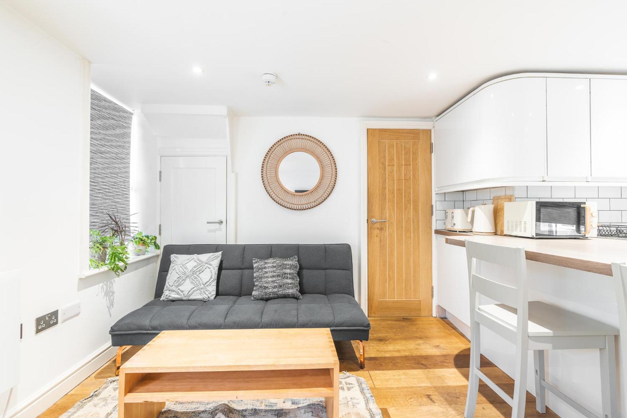 Charming & Chic, Cosy Nest, Just 2-min Walk!