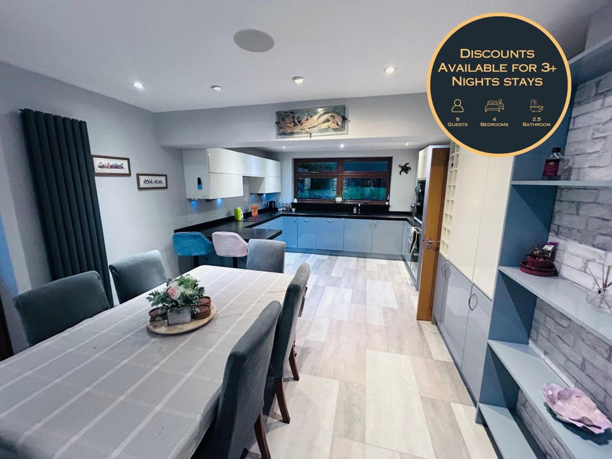 Carden Hill House - 4 Bedrooms - Sleeps 9 - Free Parking - Games - Ideal For Contractors, Families And Large Groups Holiday home Brighton