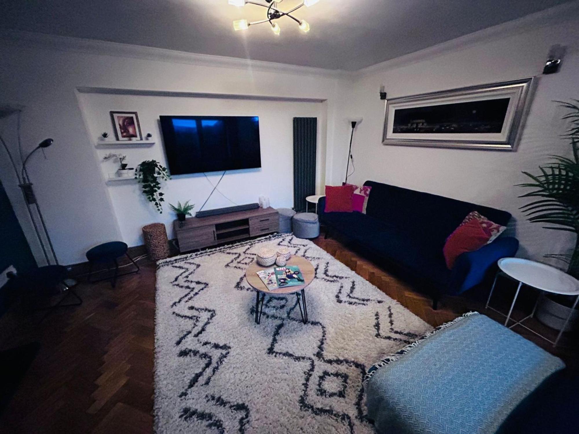 Carden Hill House - 4 Bedrooms - Sleeps 9 - Free Parking - Games - Ideal For Contractors, Families And Large Groups Holiday home Brighton