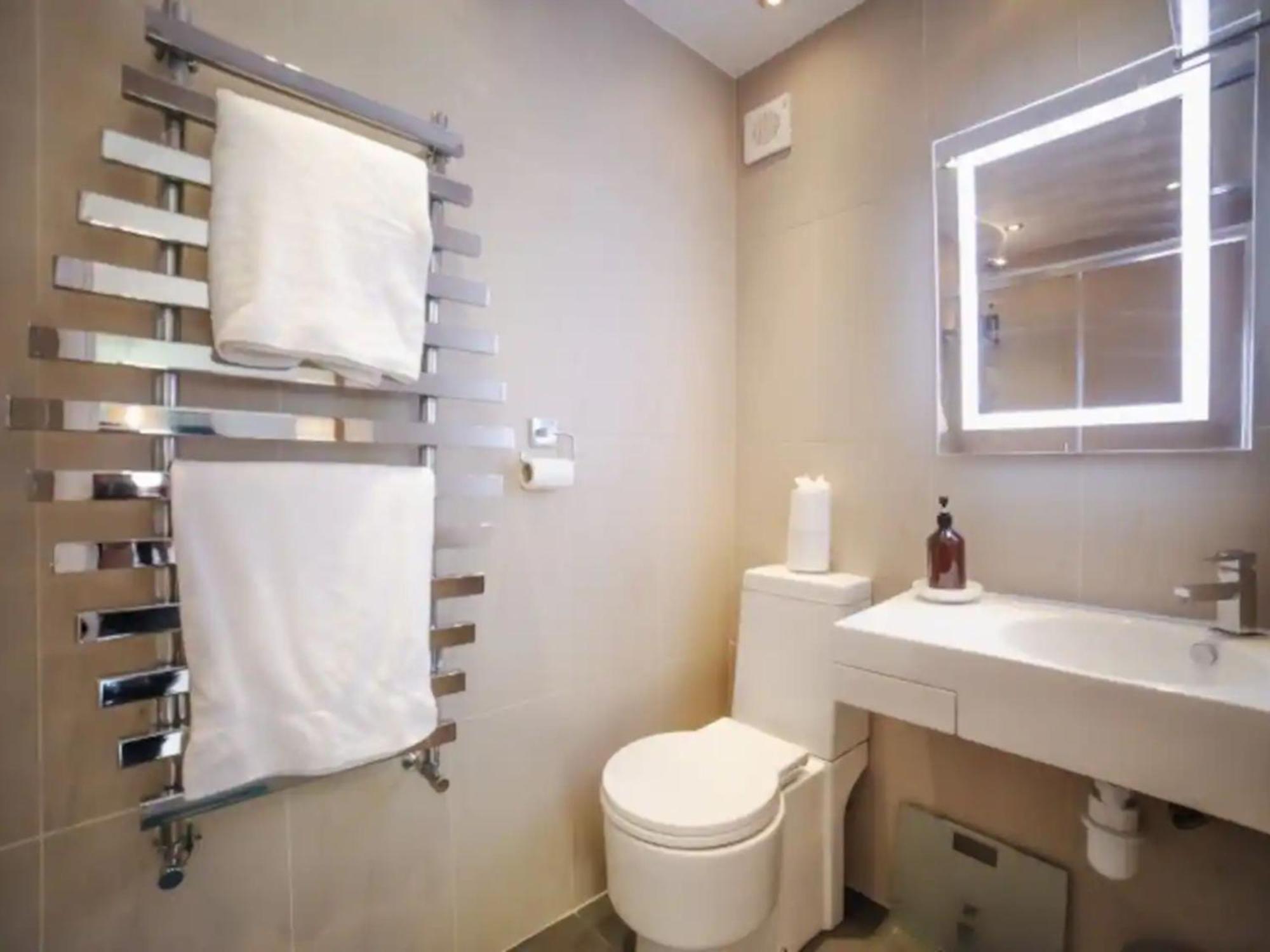 Carden Hill House - 4 Bedrooms - Sleeps 9 - Free Parking - Games - Ideal For Contractors, Families And Large Groups