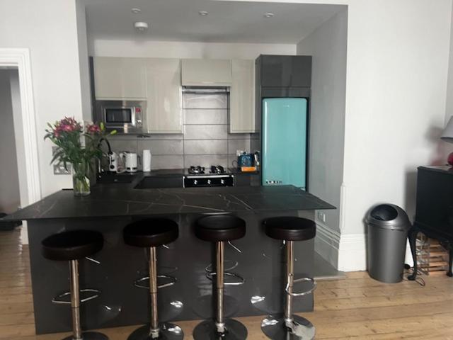 Apartment Elegant Retreat With Private Parking & Garden