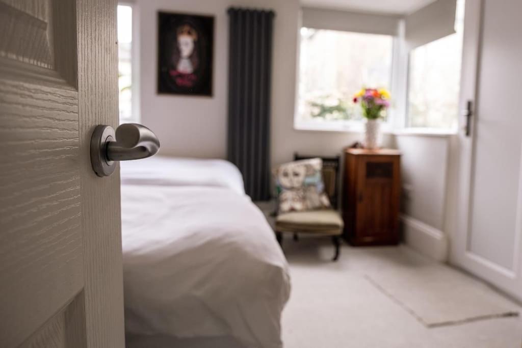 Elegant Retreat With Private Parking & Garden Apartment *