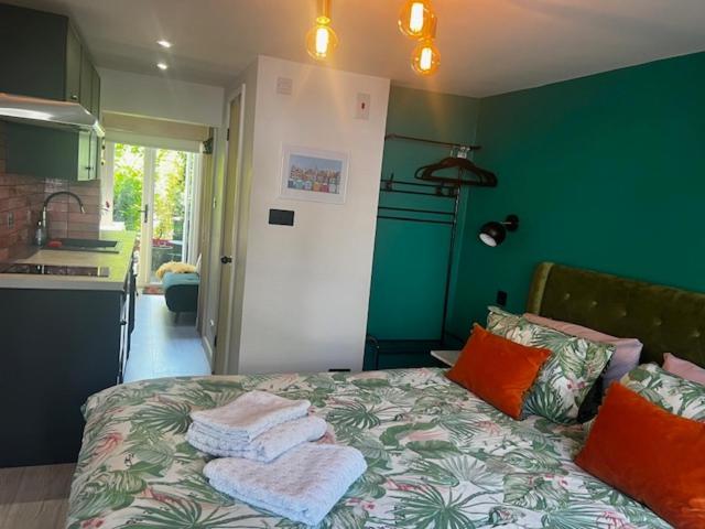 Elegant Retreat With Private Parking & Garden *