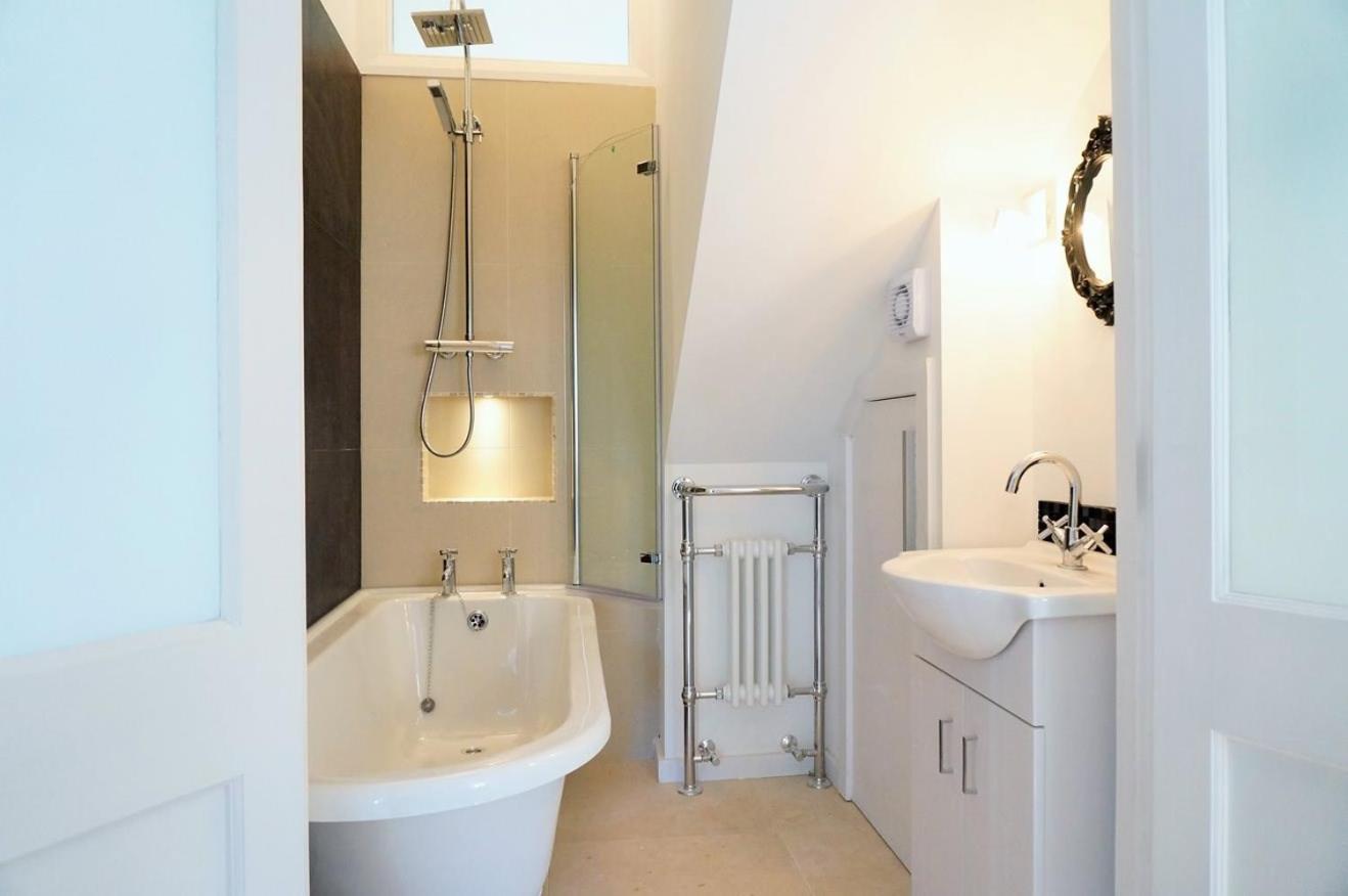 Elegant Retreat With Private Parking & Garden