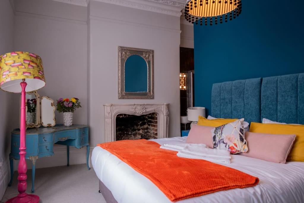 Elegant Retreat With Private Parking & Garden