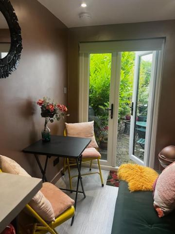 Elegant Retreat With Private Parking & Garden Apartment *