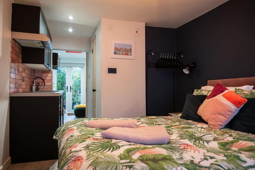 Elegant Retreat With Private Parking & Garden Brighton