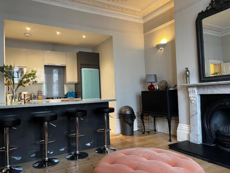 Elegant Retreat With Private Parking & Garden Apartment
