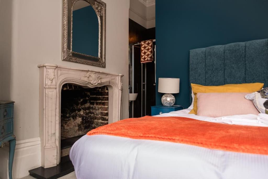 Elegant Retreat With Private Parking & Garden Apartment *