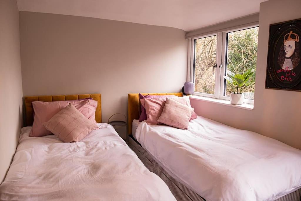 Elegant Retreat With Private Parking & Garden *