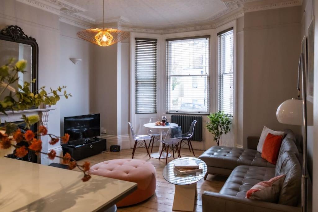 Elegant Retreat With Private Parking & Garden Brighton