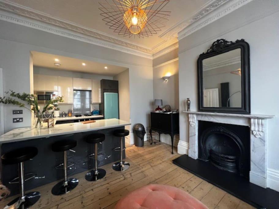 Apartment Elegant Retreat With Private Parking & Garden