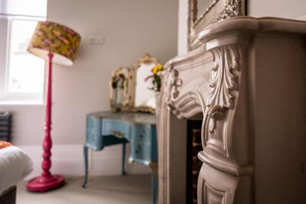 Elegant Retreat With Private Parking & Garden Apartment *