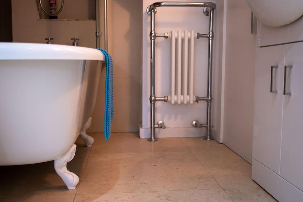 Elegant Retreat With Private Parking & Garden Apartment Brighton