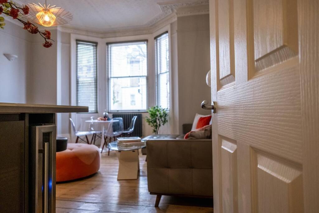 Apartment Elegant Retreat With Private Parking & Garden