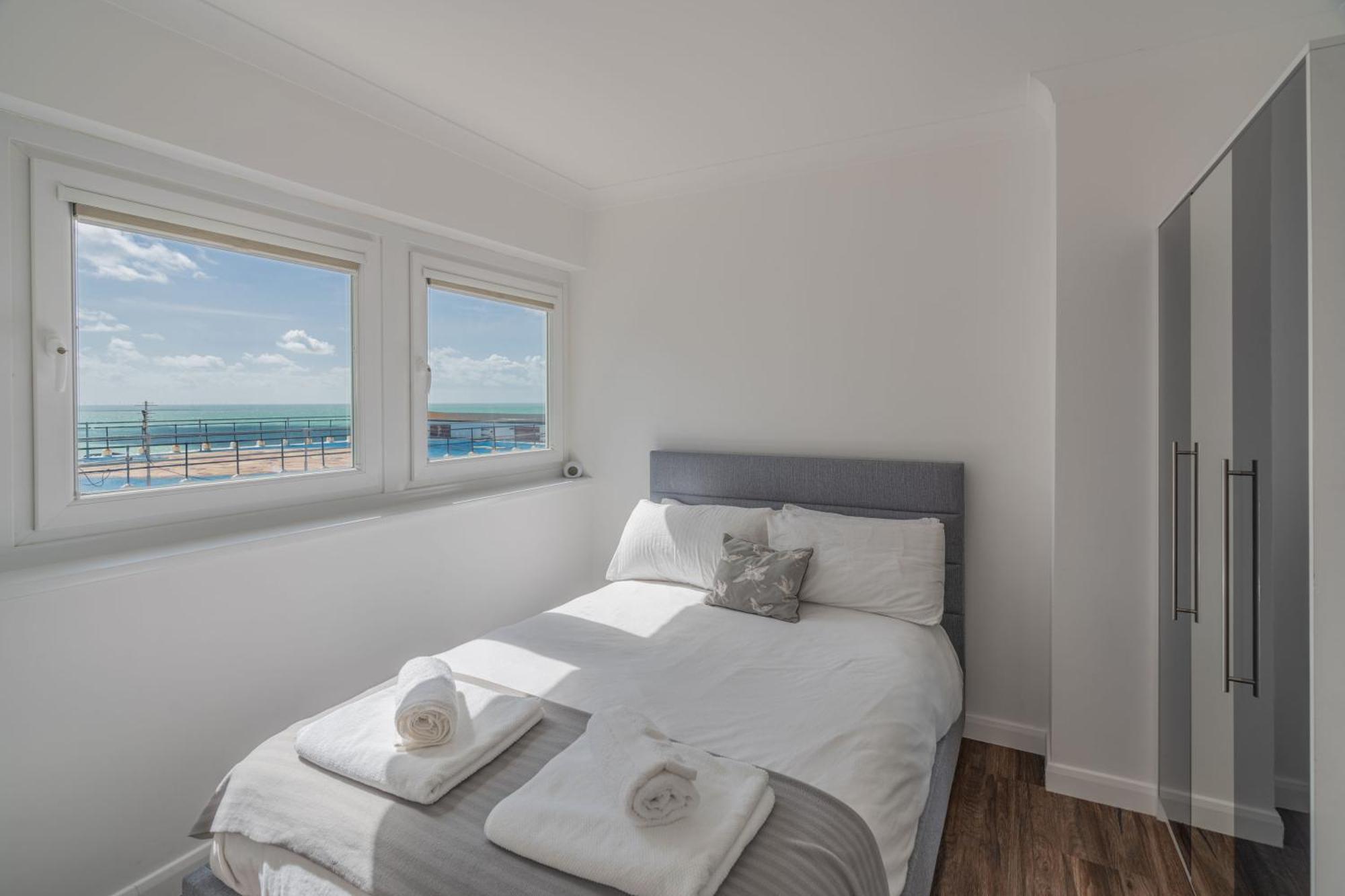 Apartment Penthouse Paradise: Beachfront Luxury With & Rooftop Views *
