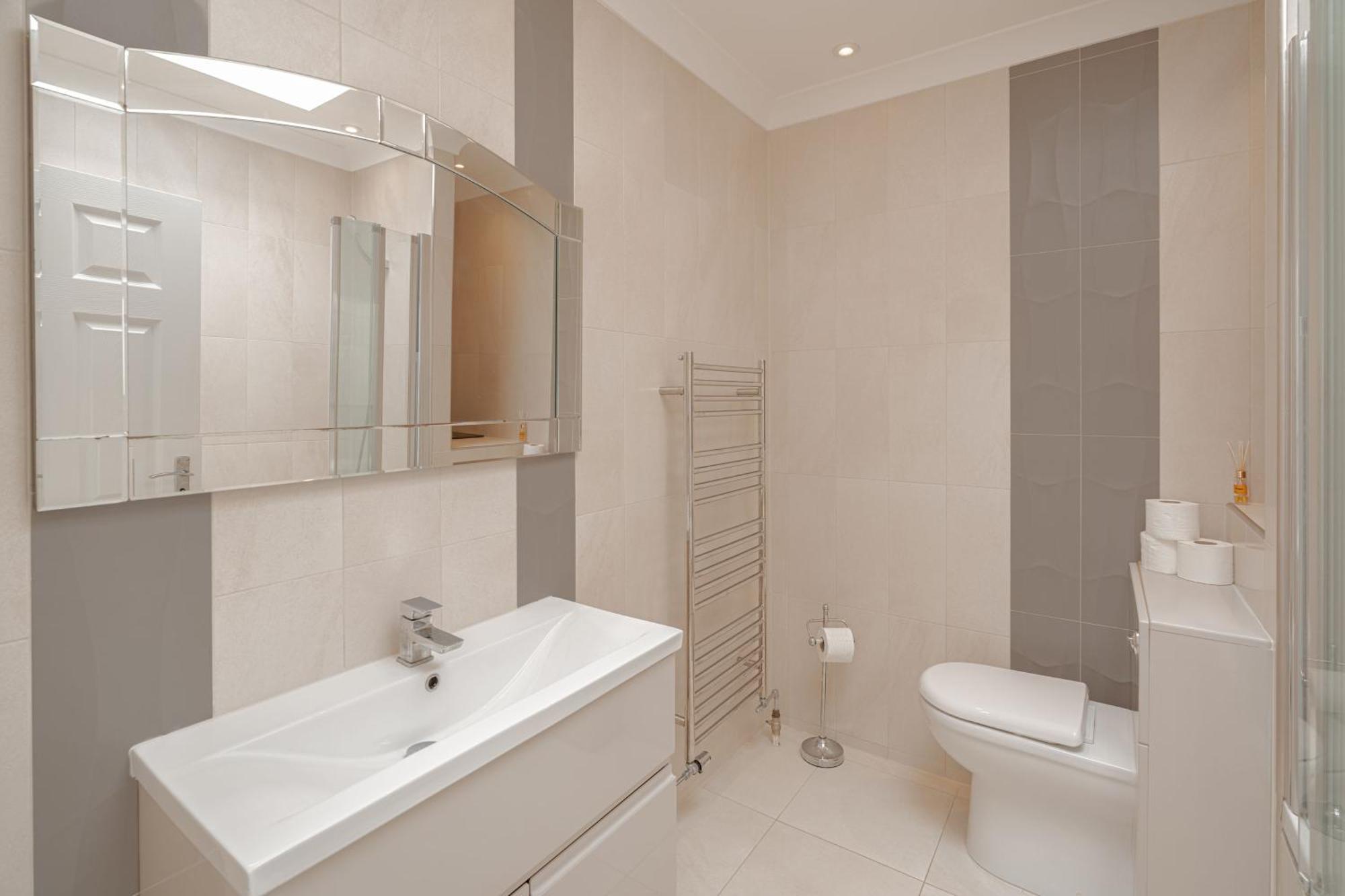 Penthouse Paradise: Beachfront Luxury With & Rooftop Views Apartment Brighton