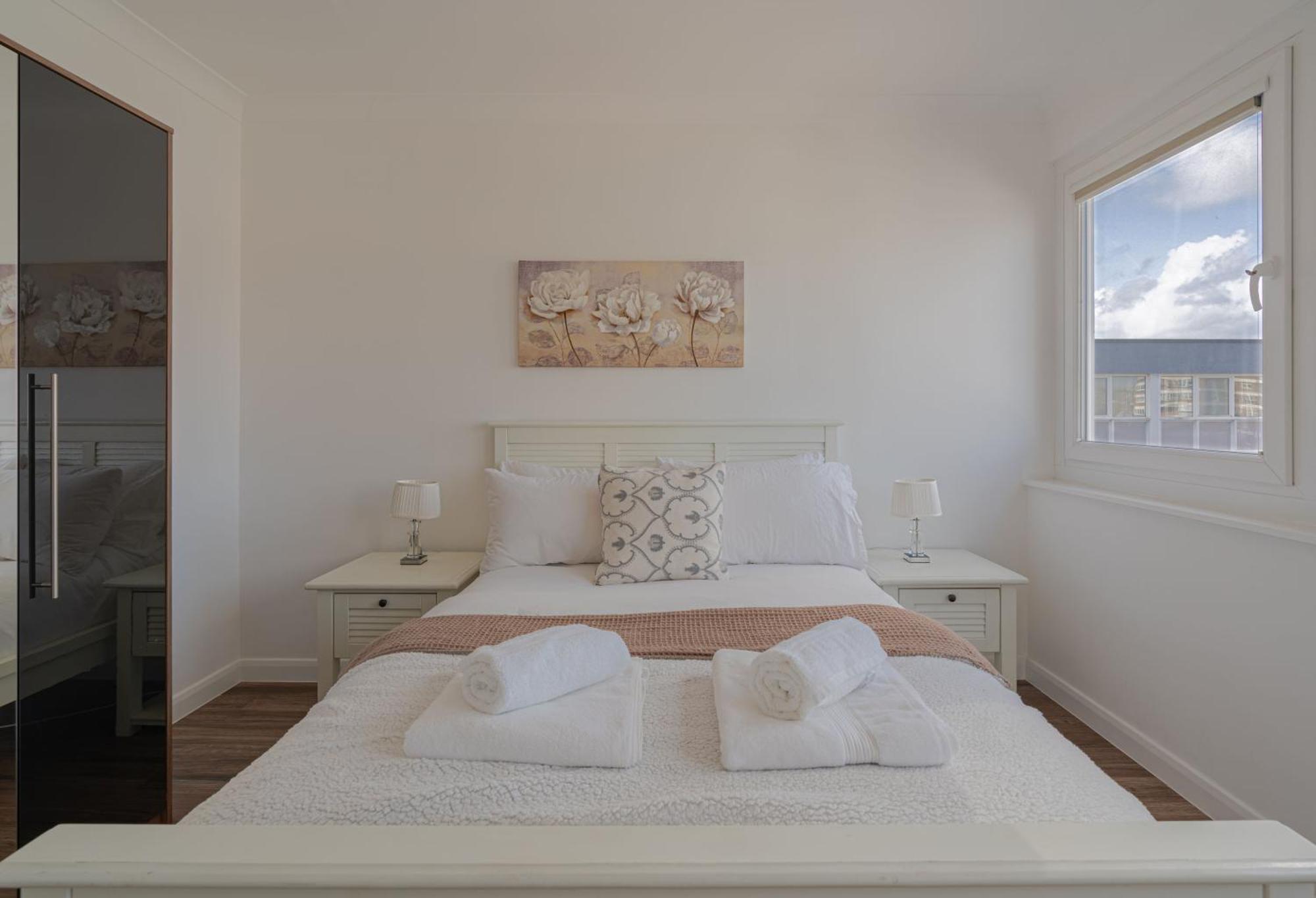 Penthouse Paradise: Beachfront Luxury With & Rooftop Views Apartment *
