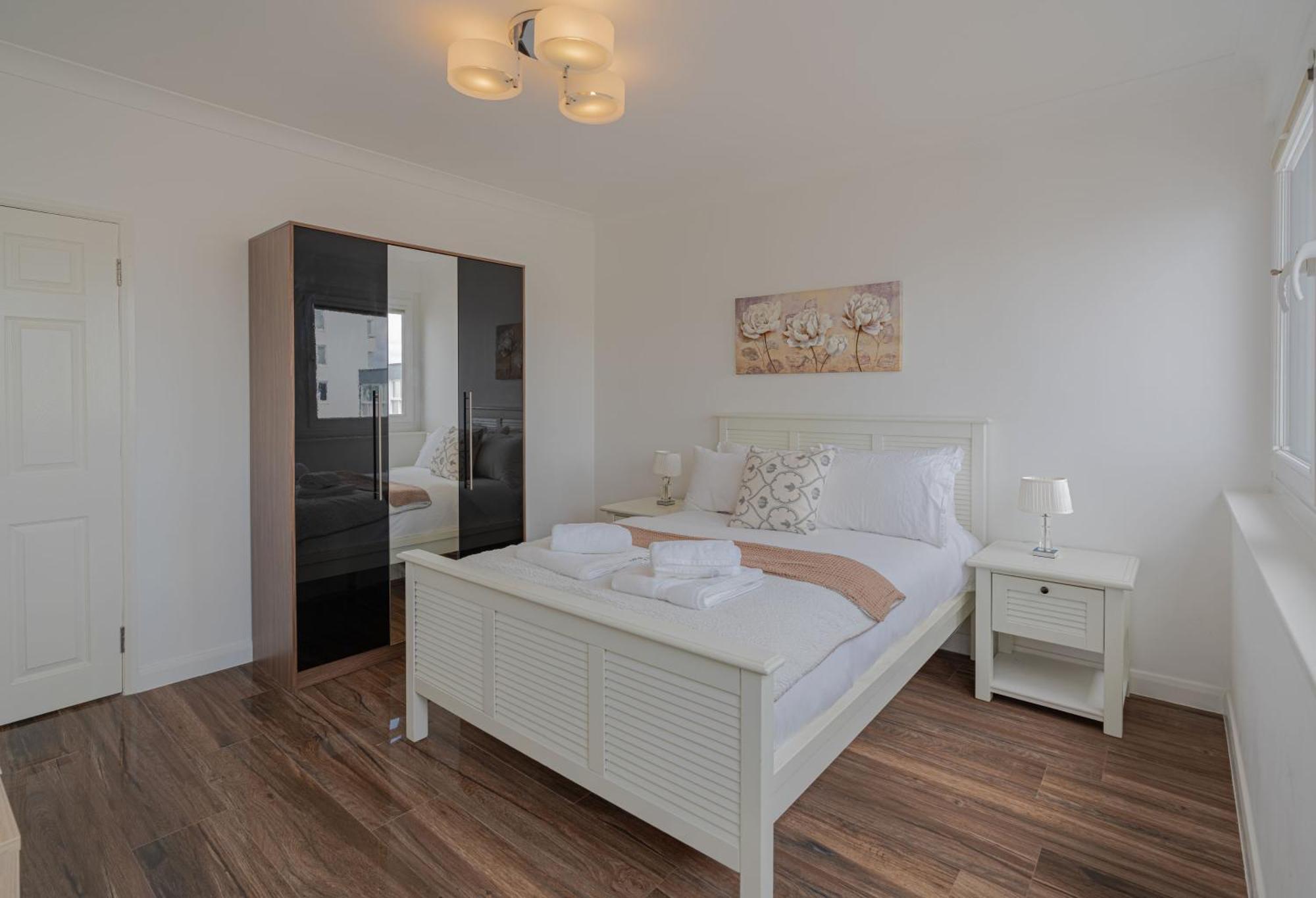 Penthouse Paradise: Beachfront Luxury With & Rooftop Views Apartment Brighton