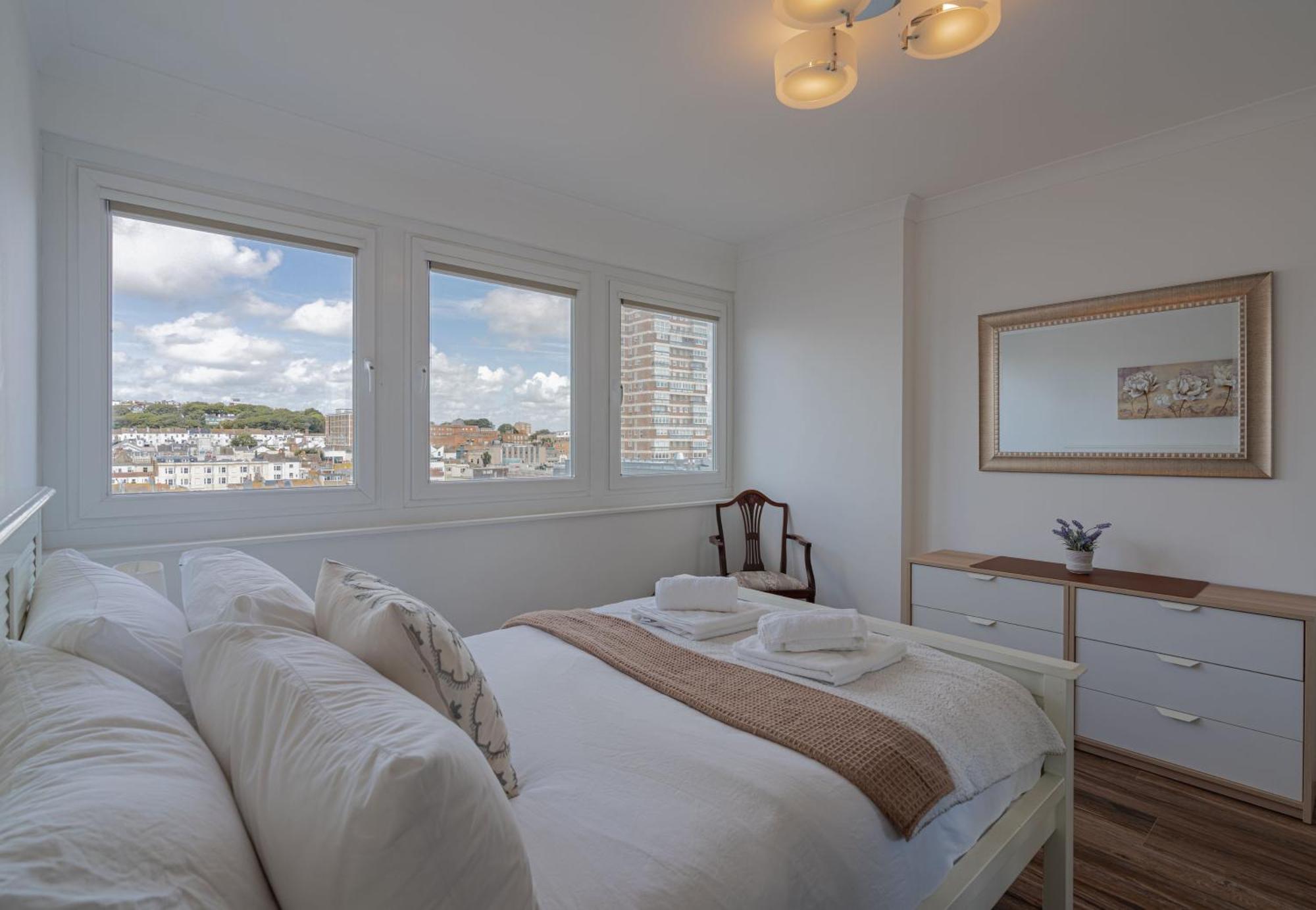 Penthouse Paradise: Beachfront Luxury With & Rooftop Views Brighton
