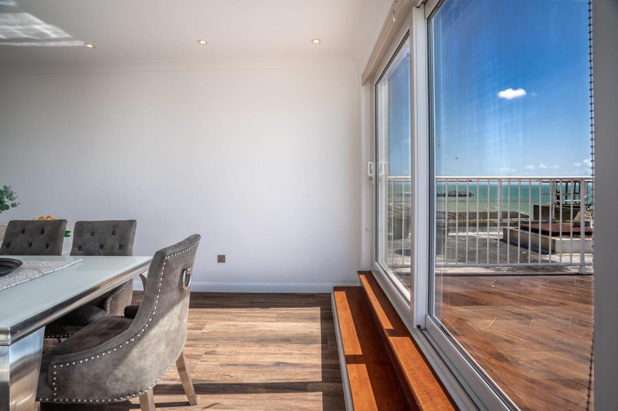 Penthouse Paradise: Beachfront Luxury With & Rooftop Views Apartment
