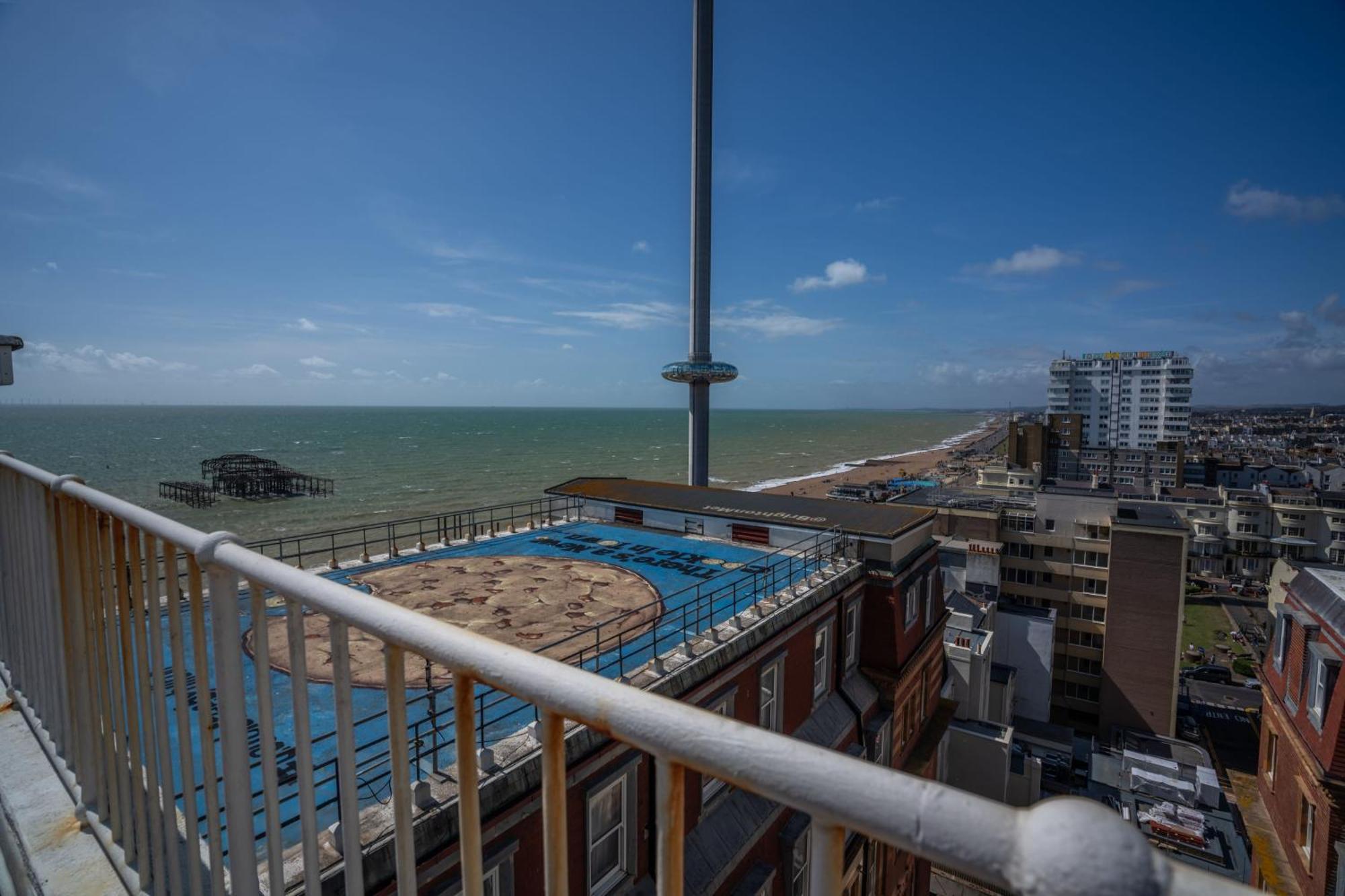 Penthouse Paradise: Beachfront Luxury With & Rooftop Views Apartment *
