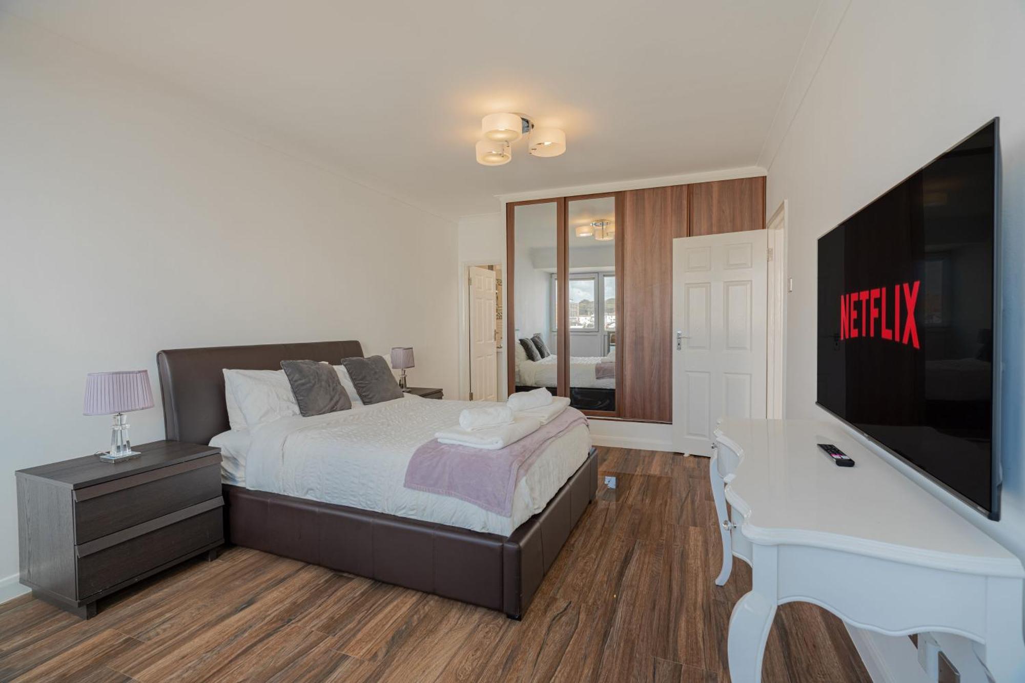 Penthouse Paradise: Beachfront Luxury With & Rooftop Views Apartment Brighton