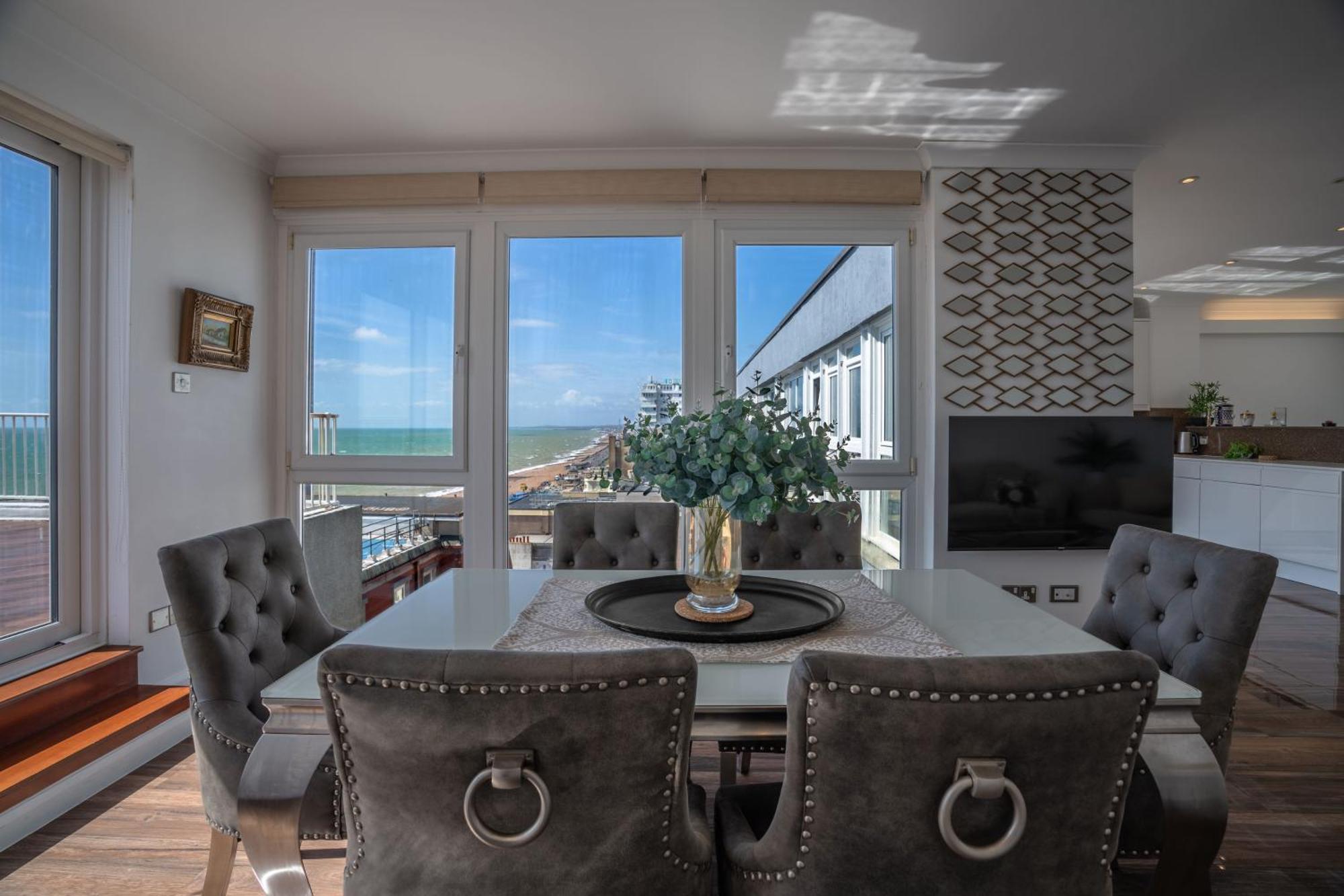 Penthouse Paradise: Beachfront Luxury With & Rooftop Views *