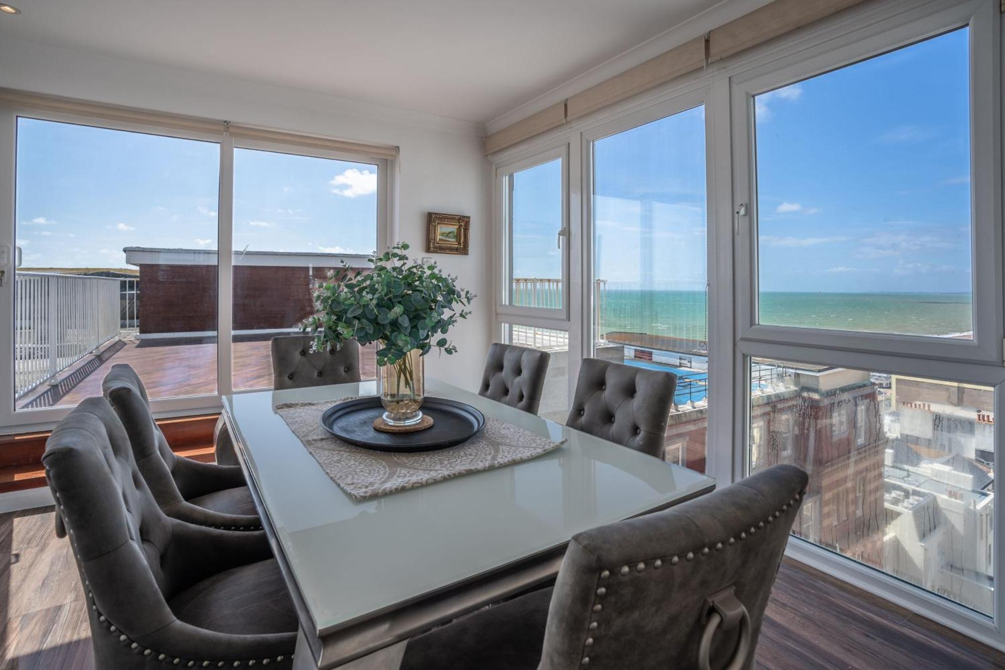 Penthouse Paradise: Beachfront Luxury With & Rooftop Views Brighton