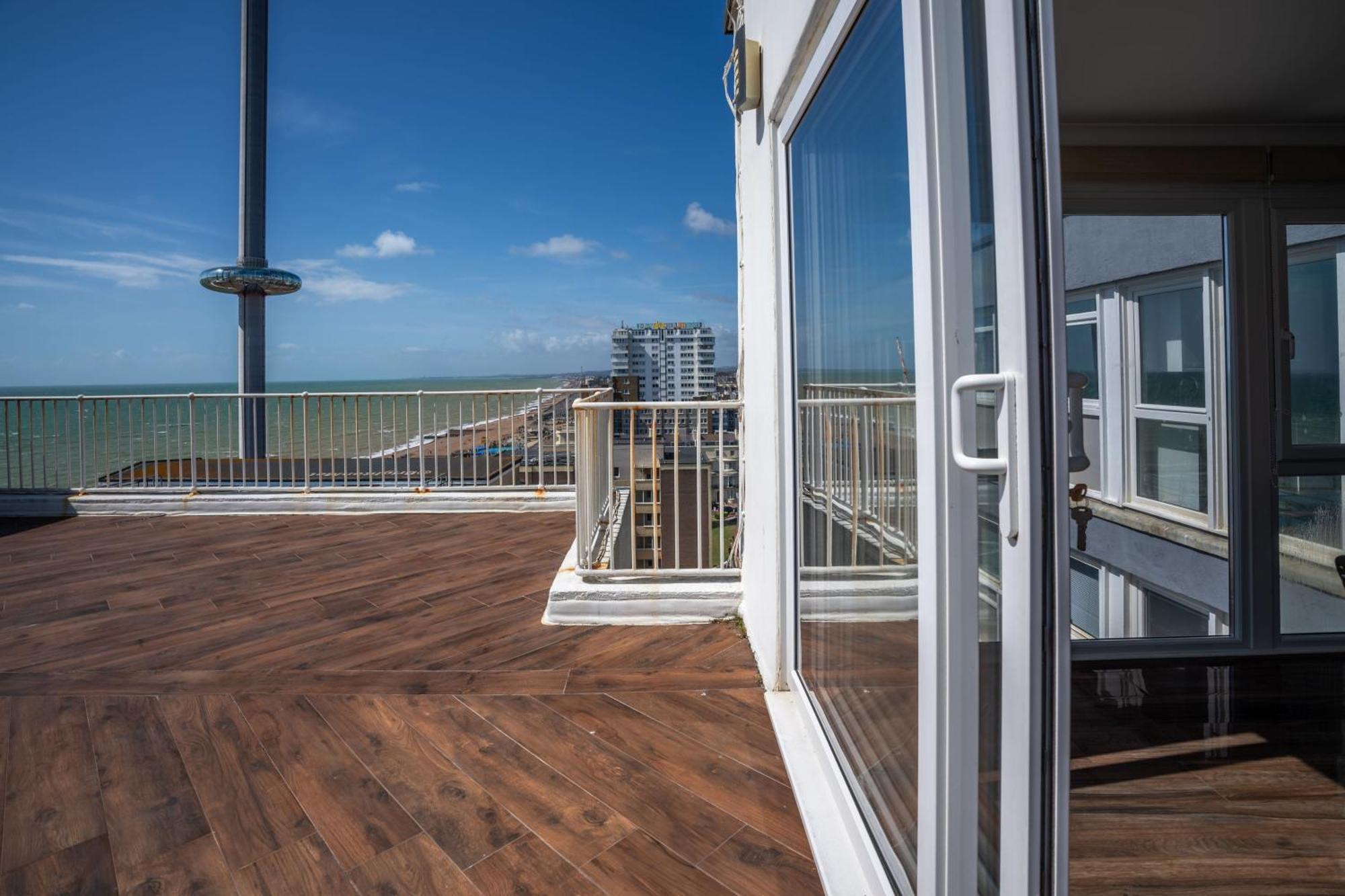 Penthouse Paradise: Beachfront Luxury With & Rooftop Views