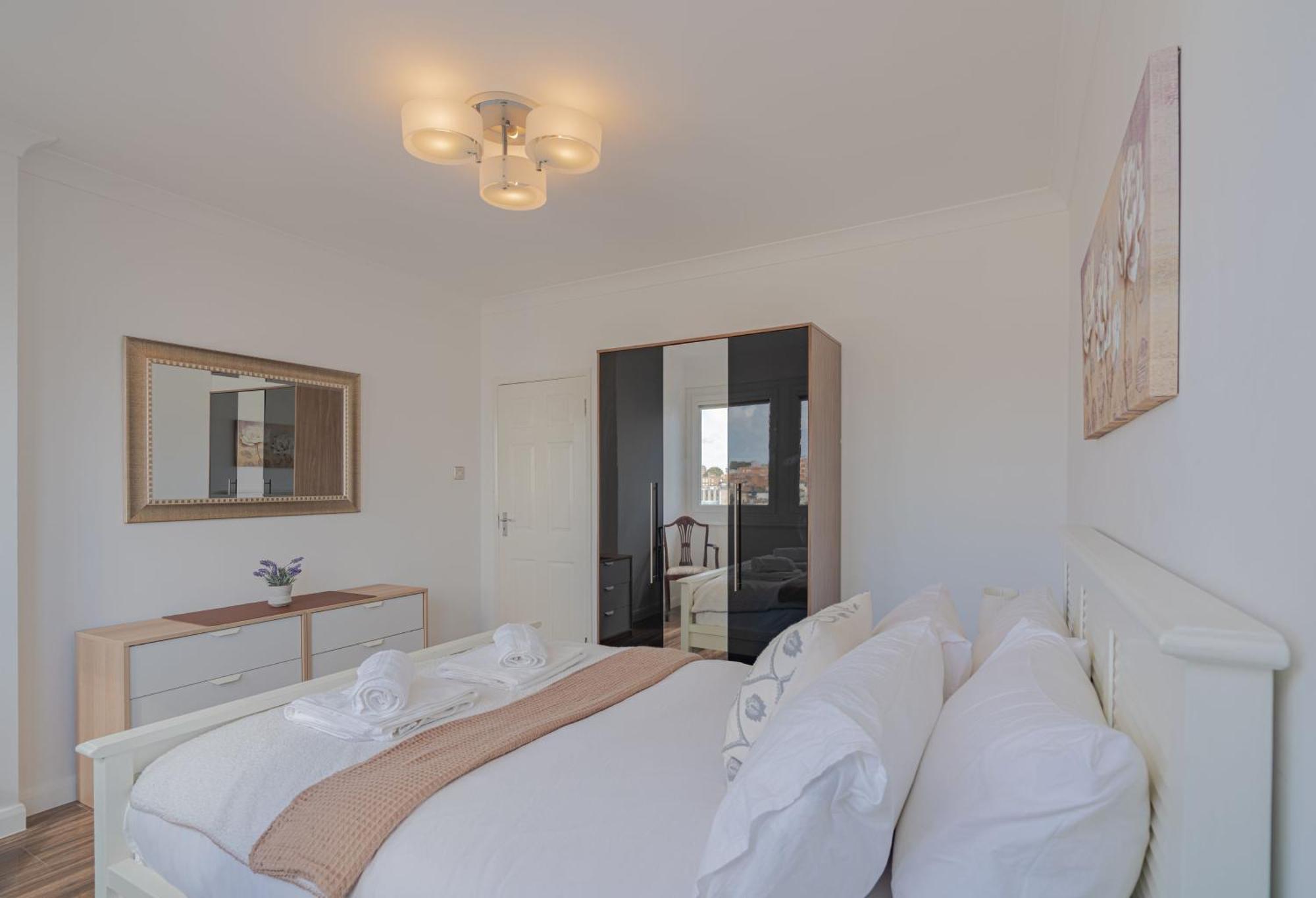 Penthouse Paradise: Beachfront Luxury With & Rooftop Views Apartment *