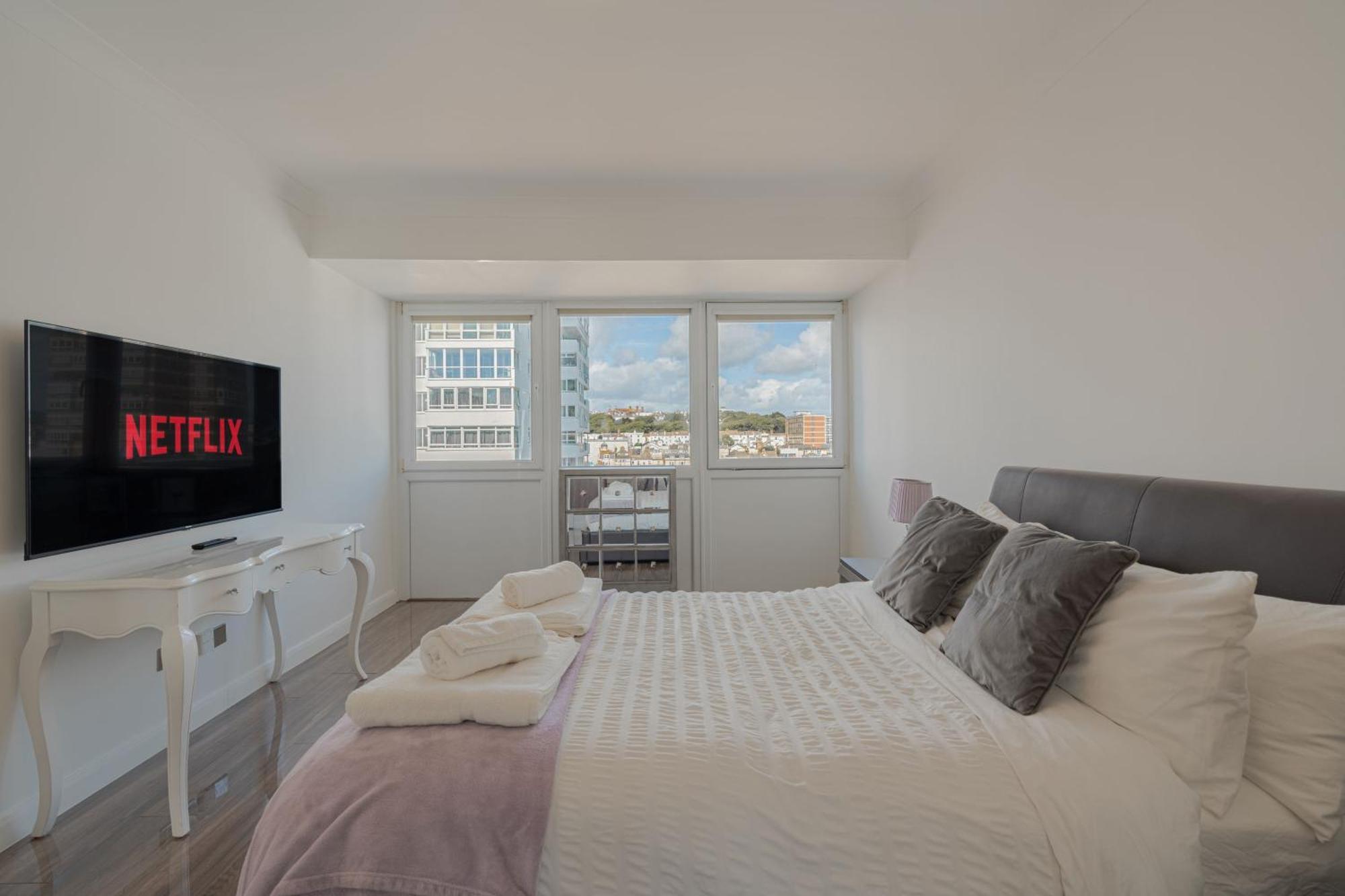 Penthouse Paradise: Beachfront Luxury With & Rooftop Views * Brighton