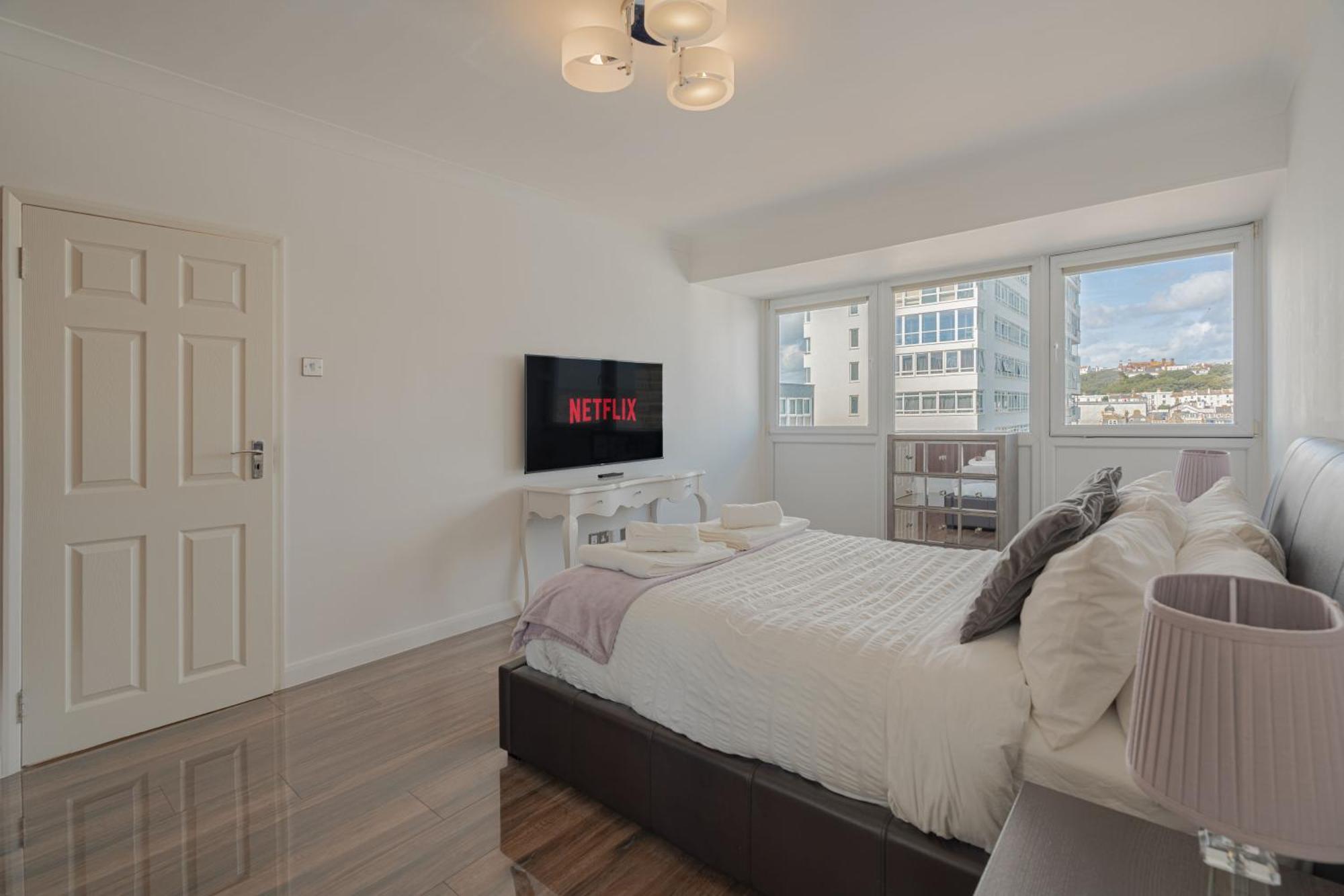 Penthouse Paradise: Beachfront Luxury With & Rooftop Views Apartment *