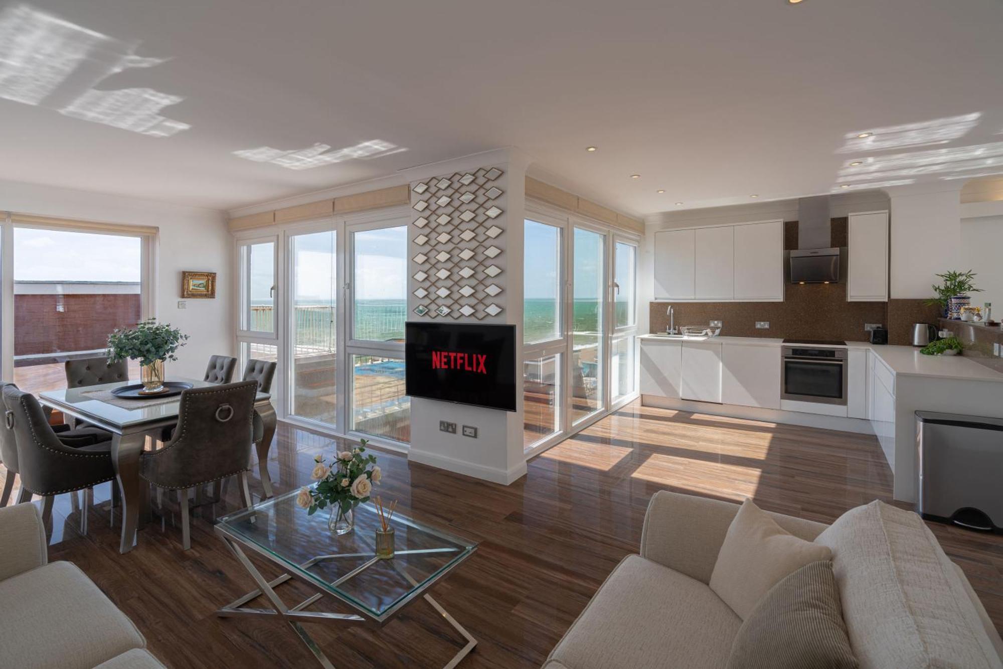 Penthouse Paradise: Beachfront Luxury With & Rooftop Views Apartment Brighton