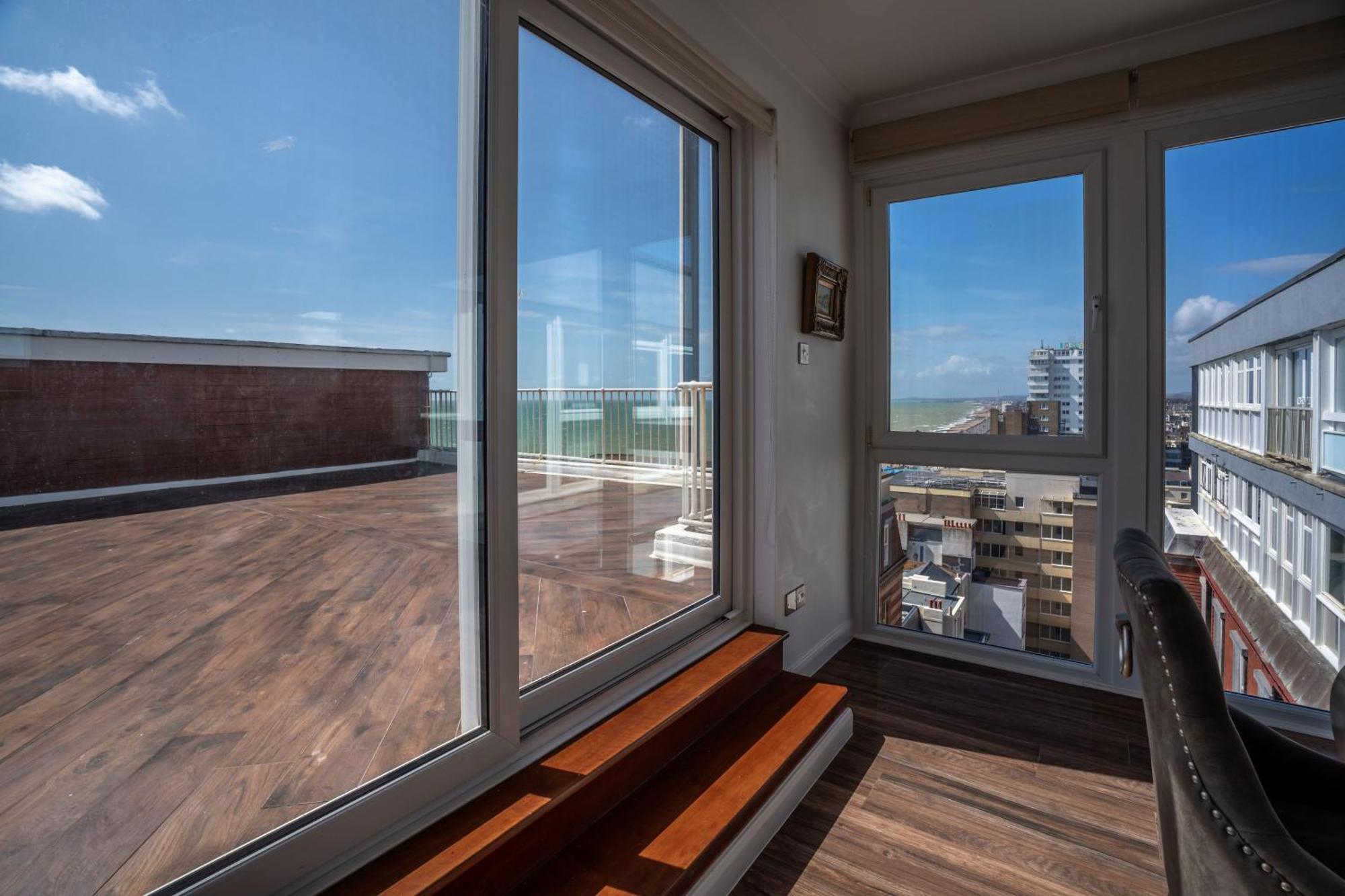 Apartment Penthouse Paradise: Beachfront Luxury With & Rooftop Views Brighton