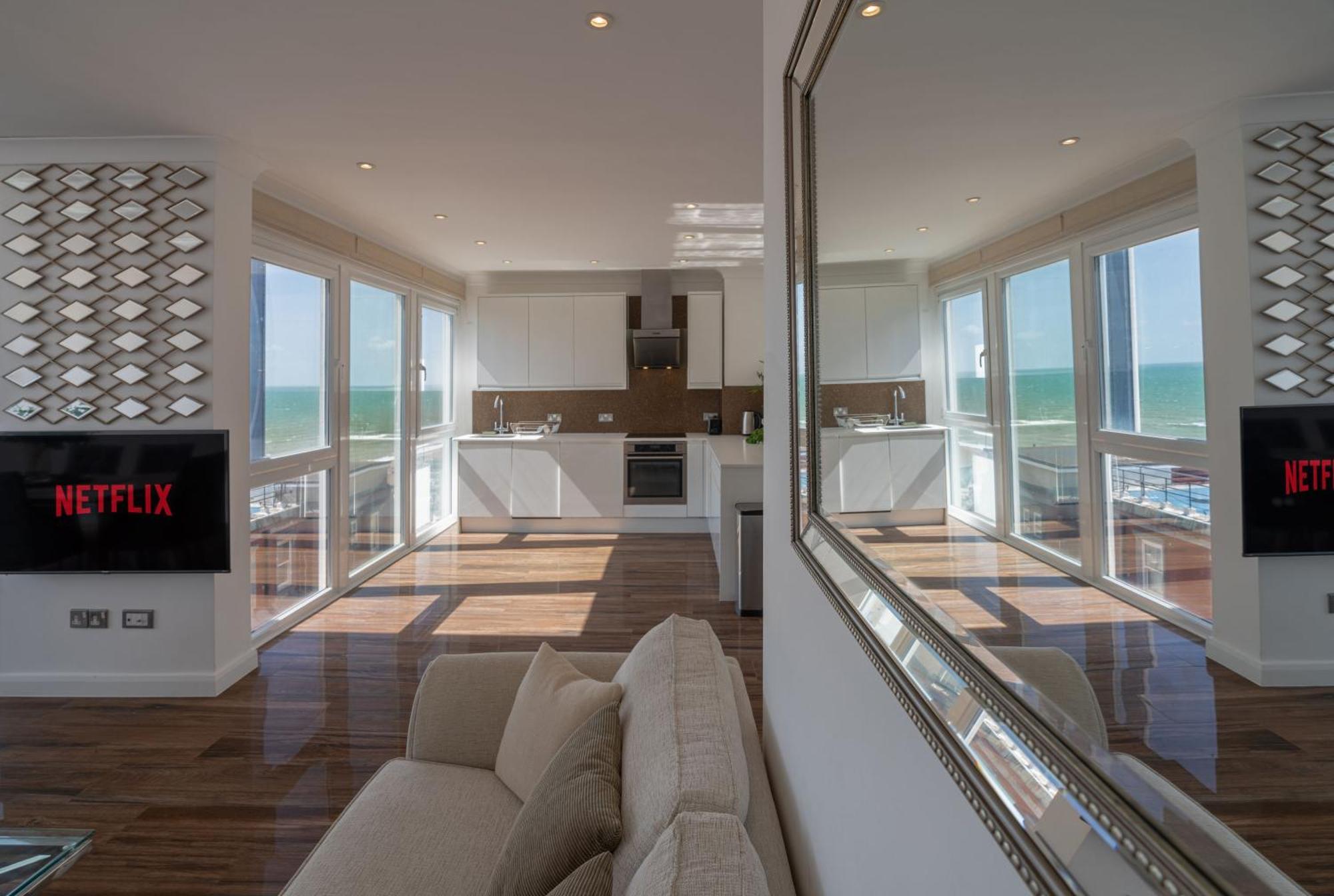 Penthouse Paradise: Beachfront Luxury With & Rooftop Views