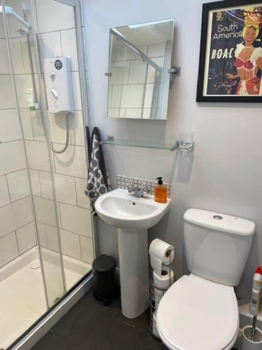 Self Contained Two Apartment, Own Entrance, Private Parking Apartment Brighton