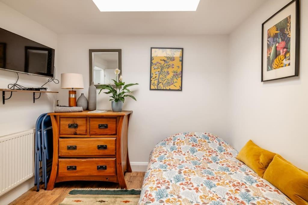 Apartment Self Contained Two Apartment, Own Entrance, Private Parking Brighton