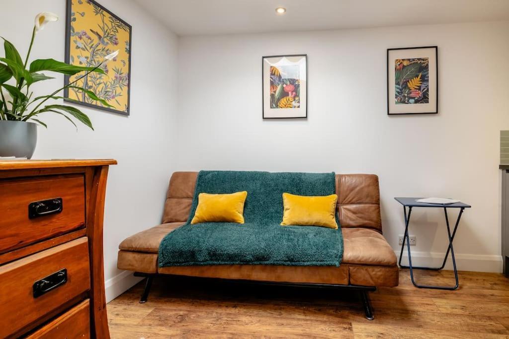 Self Contained Two Apartment, Own Entrance, Private Parking *