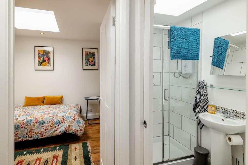 Apartment Self Contained Two Apartment, Own Entrance, Private Parking *