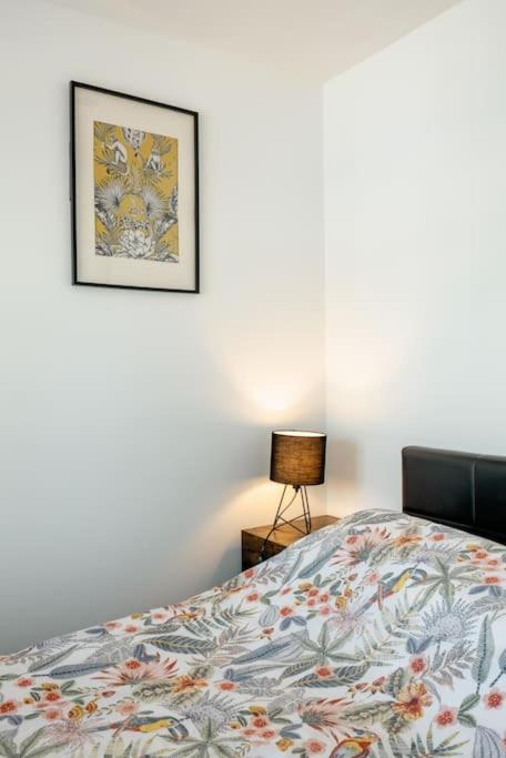Apartment Self Contained Two Apartment, Own Entrance, Private Parking *