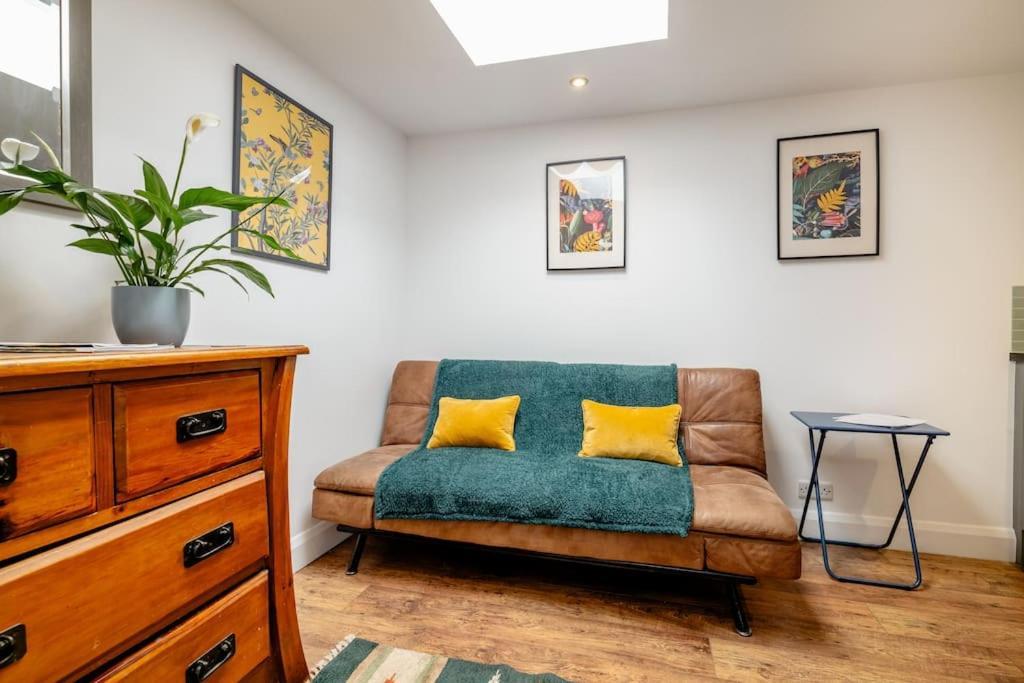 Self Contained Two Apartment, Own Entrance, Private Parking *