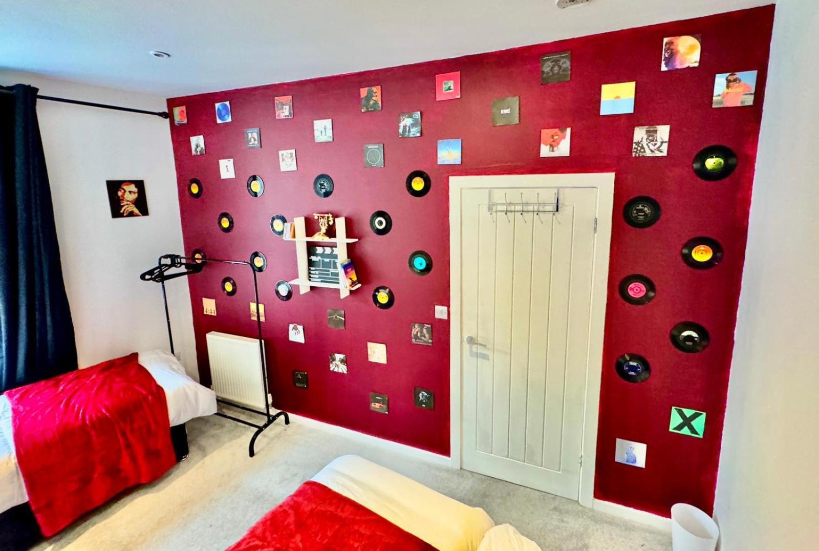 Three Bedroom House By Peacegrove Homes Short Lets & Serviced With Free Wifi & Pet Friendly Apartment