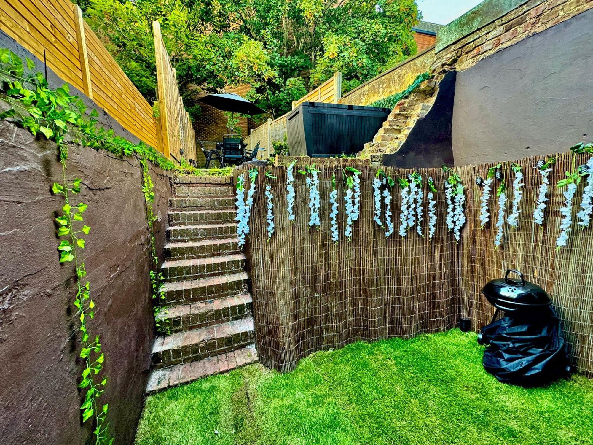 Three Bedroom House By Peacegrove Homes Short Lets & Serviced With Free Wifi & Pet Friendly Brighton