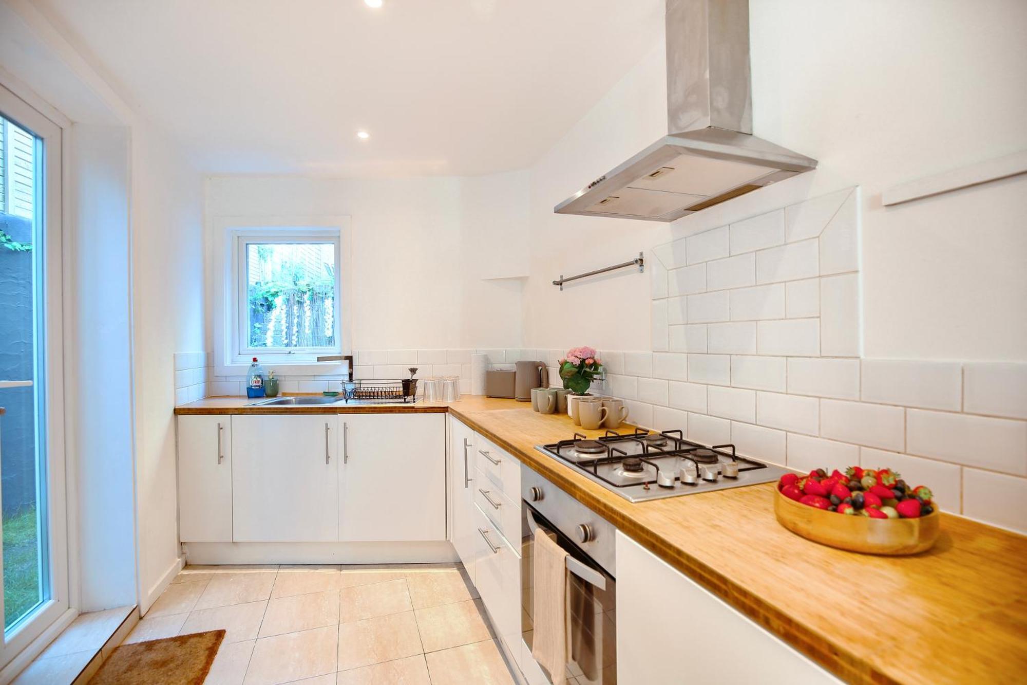 Apartment Three Bedroom House By Peacegrove Homes Short Lets & Serviced With Free Wifi & Pet Friendly